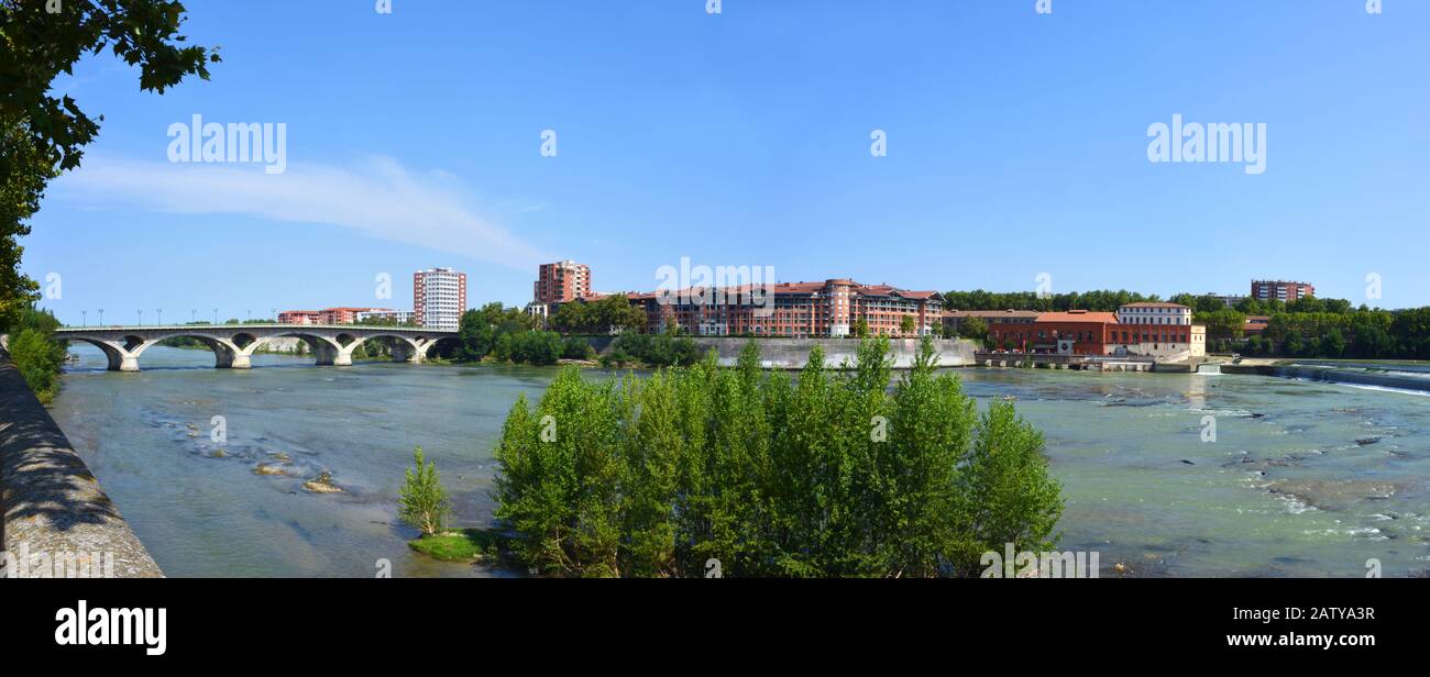 Tolosa, Francia, paesaggio urbano con il fiume Garonna Foto Stock