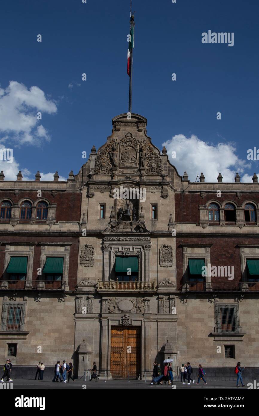 Il Palazzo Nazionale - Palacio Nacional - sulla Plaza de la Constitución El Zocalo, Città del Messico Foto Stock