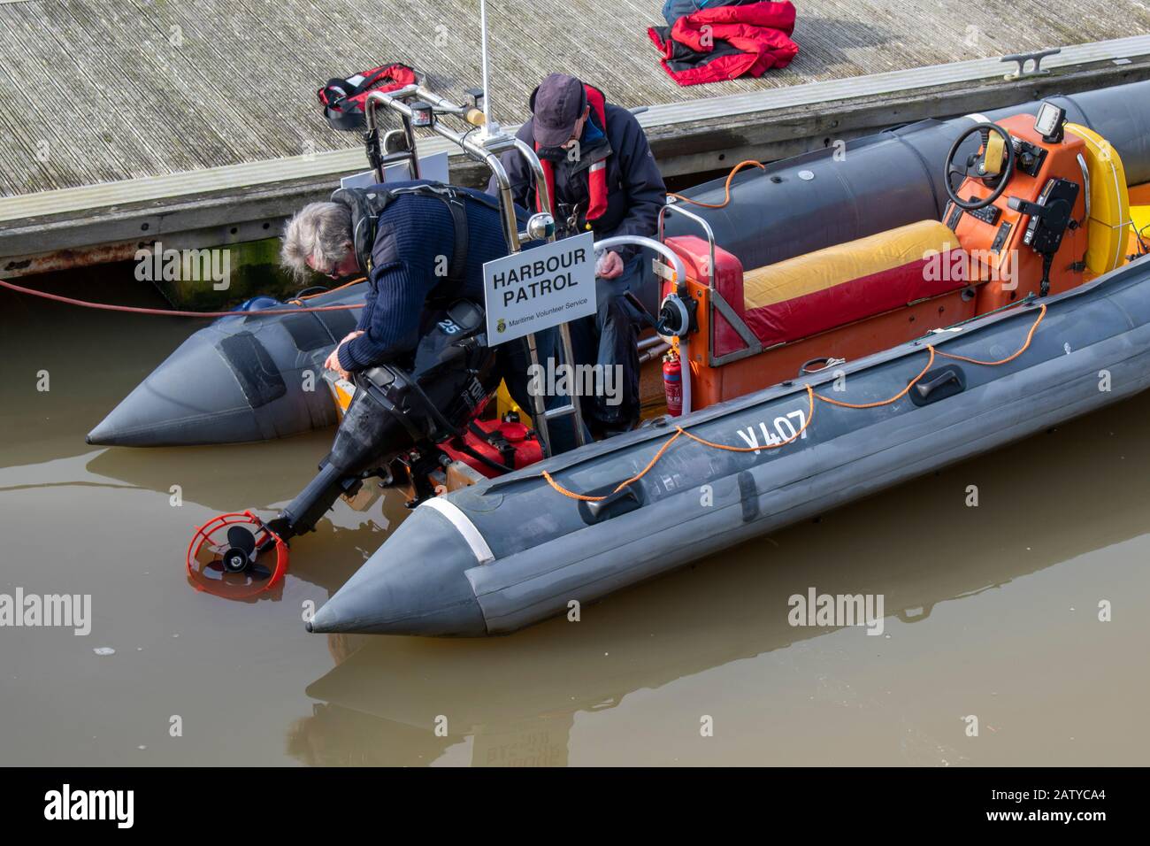 Littlehampton, West Sussex, Regno Unito, 05 Febbraio 2020. Harbor Patrol semi RIG ormeggiata sul fiume Arun mentre l'equipaggio controlla il motore fuoribordo prima del lancio Foto Stock