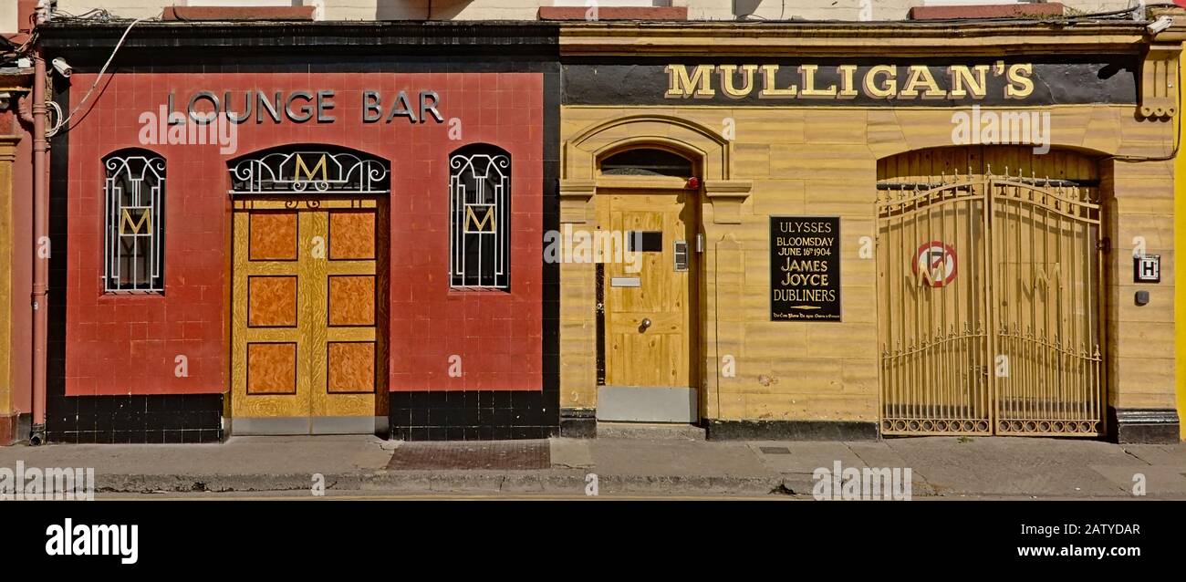 Tipico pub irlandese colorato e ingressi bar a Dublino, Irlanda Foto Stock