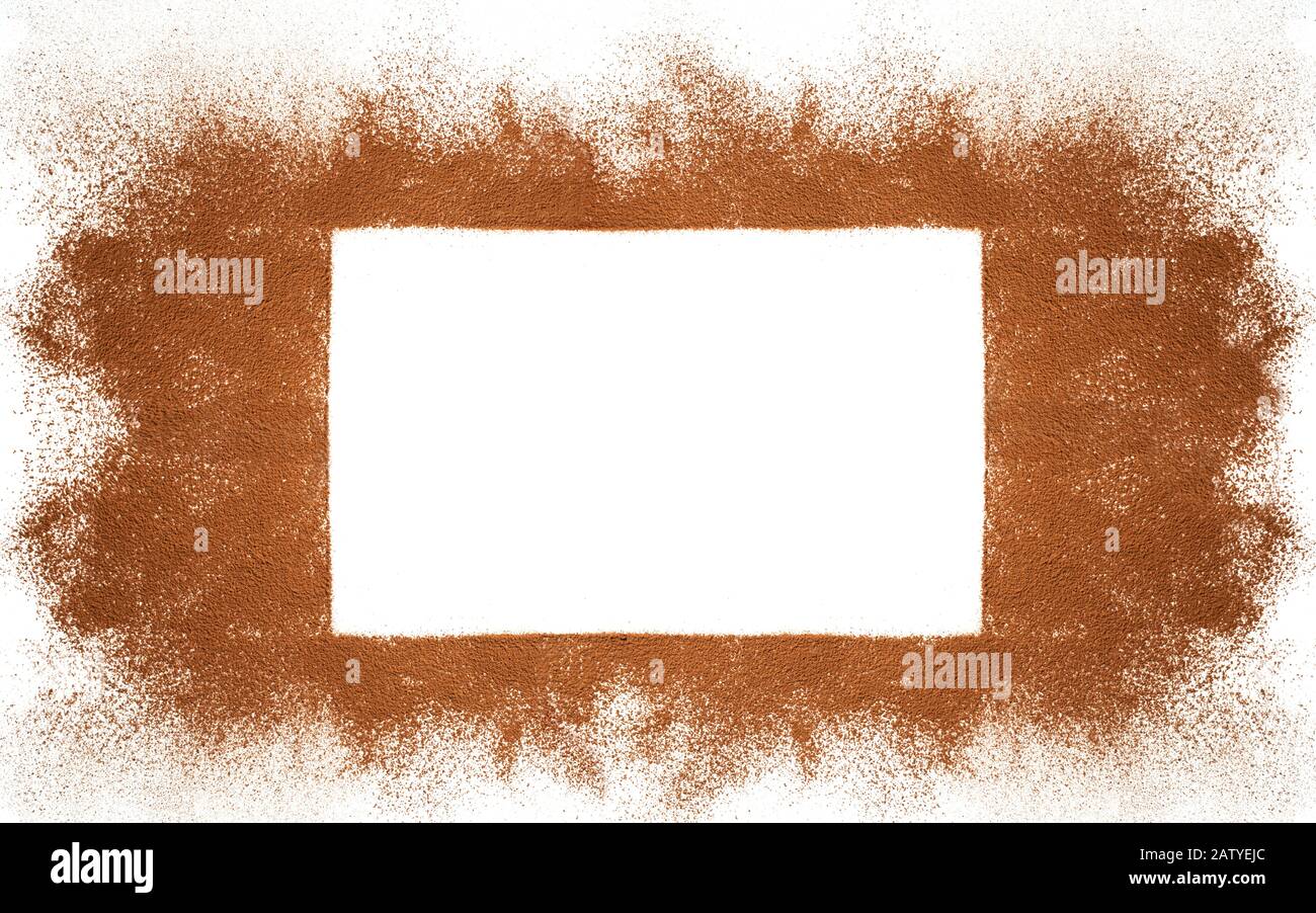 Cornice rettangolare in polvere di cacao isolata su fondo bianco Foto Stock