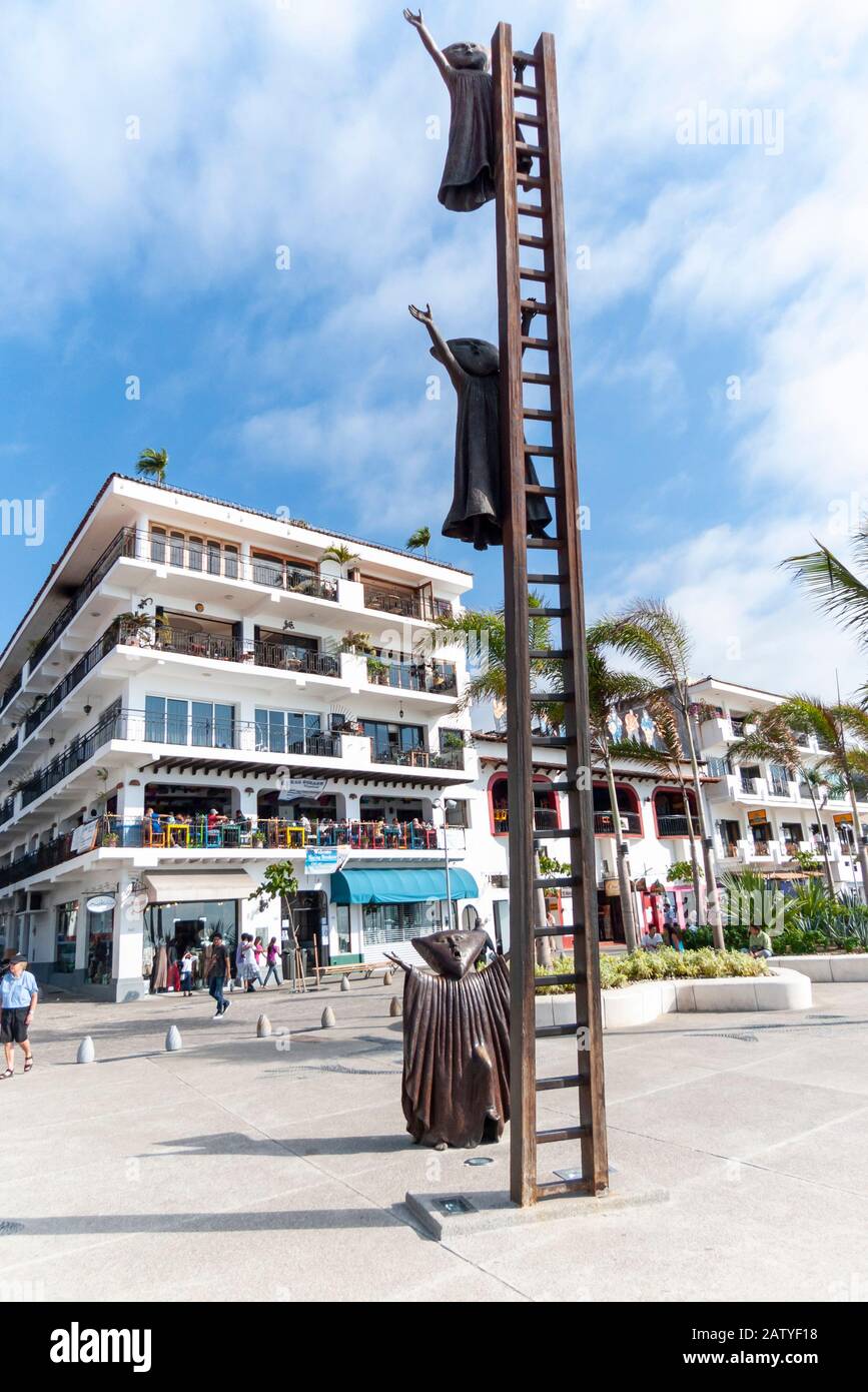 La scultura chiamata "in cerca Di Ragione" da Sergio Bustamante (2000) mostra figure che saliscono su una scala, Puerto Vallarta. Aka En Busca de la Razón. Foto Stock