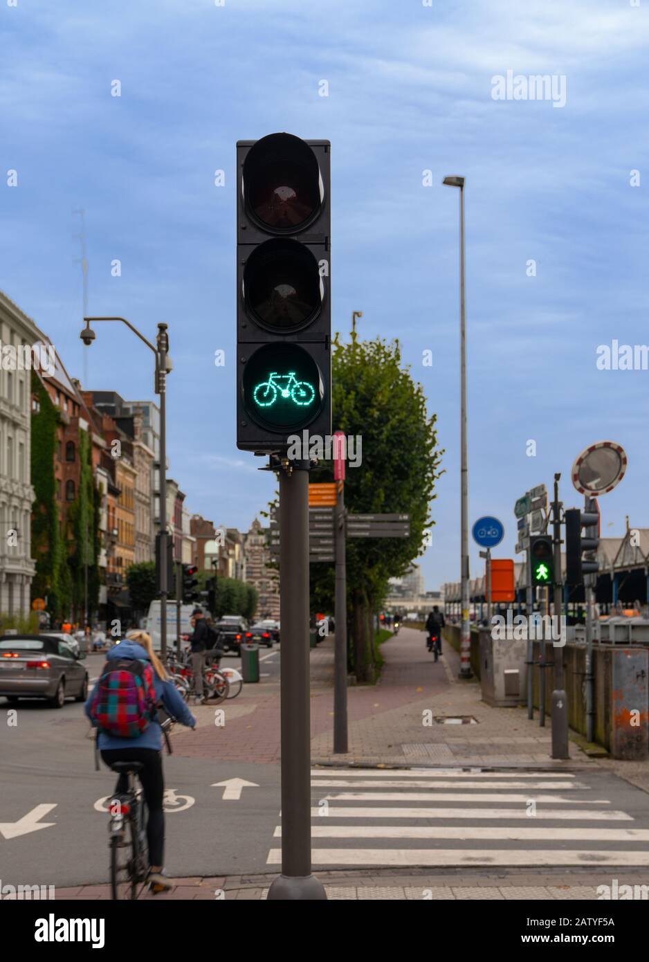 Semaforo verde per le biciclette e un motociclista va sulla corsia Foto Stock