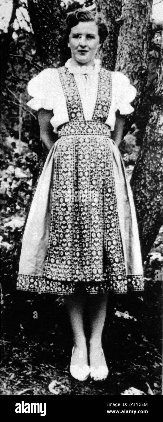 1936 : EVA BRAUN ( Munchen , Germania 1912 - Berlino , Germania 1945 ) nei giorni del primo incontro con IL suo amante ADOLF HITLER - NAZISTA - NAZISTA - NA Foto Stock