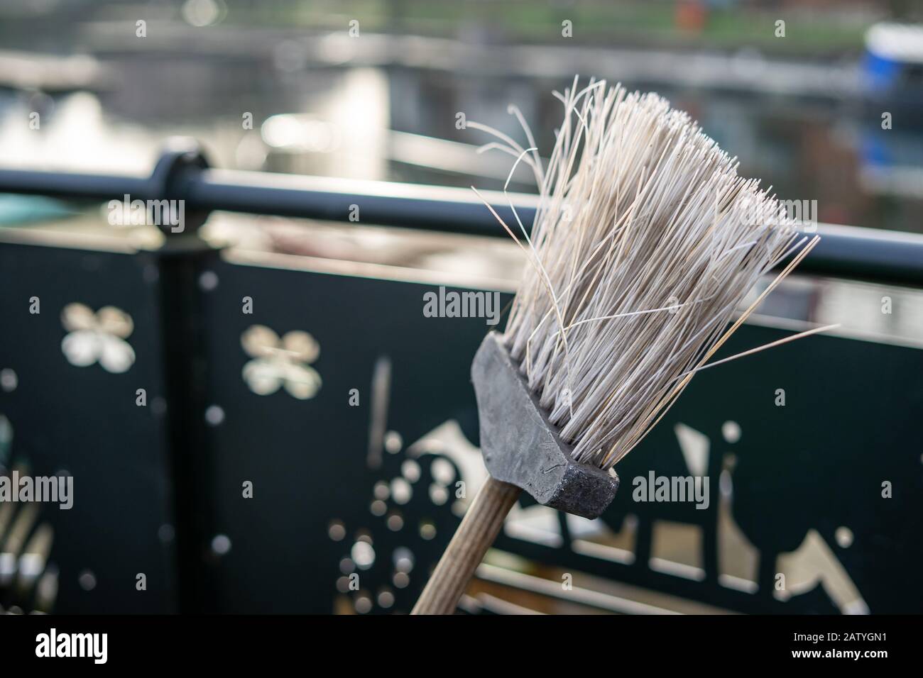 Un primo piano della testa di una spazzatrice stradale spazzatrice o spazzola con messa a fuoco selettiva sulle setole Foto Stock