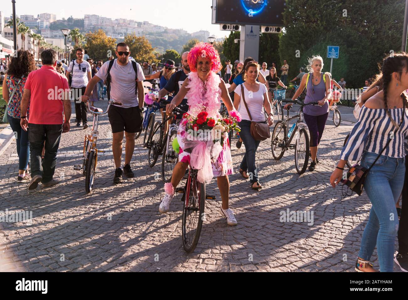 Izmir, Turchia - 23 settembre 2018: Persone in bicicletta con berooni e materiale di fantasia a Izmir e il giorno del tour in bicicletta di Fancy Woman. Foto Stock