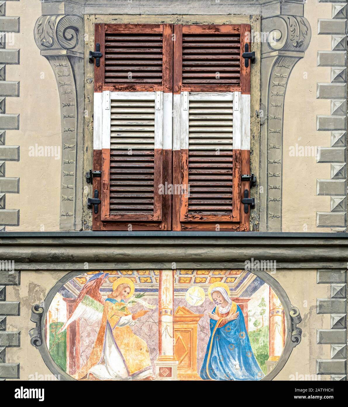 Casa storica nel centro storico di Bressanone, Bressanone in Alto Adige, Trentino Alto Adige, Italia settentrionale. Dettaglio delle finestre e della Foto Stock