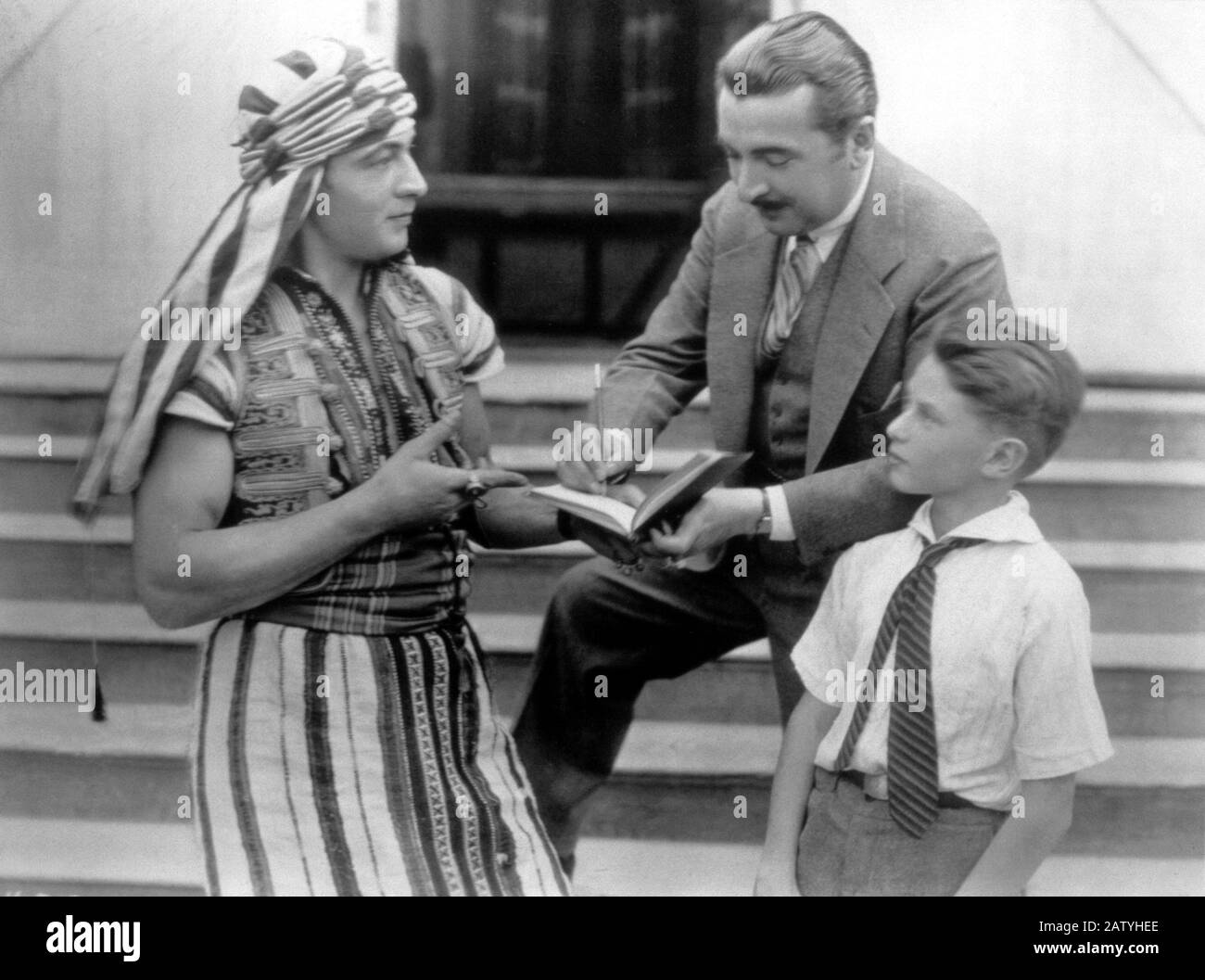 RUDOLPH VALENTINO (nato Rodolfo Guglielmi , Castellaneta , Taranto , Italia 1895 - New York 1926 ) , con il regista George Fitzmaurice , Foto Stock