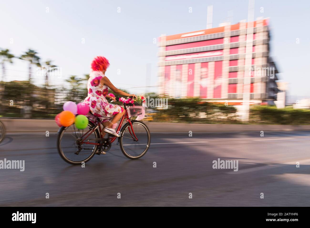 Izmir, Turchia - 23 settembre 2018: Donna con capelli rossi in bicicletta con beroni e alcuni oggetti di fantasia a Izmir e il giorno della bicicletta Fancy Woman Foto Stock