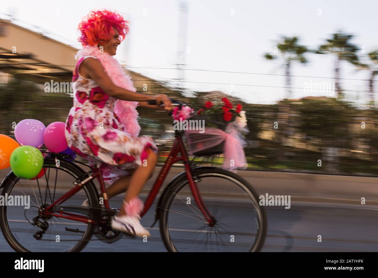 Izmir, Turchia - 23 settembre 2018: Donna con capelli rossi in bicicletta con beroni e alcuni oggetti di fantasia a Izmir e il giorno della bicicletta Fancy Woman Foto Stock