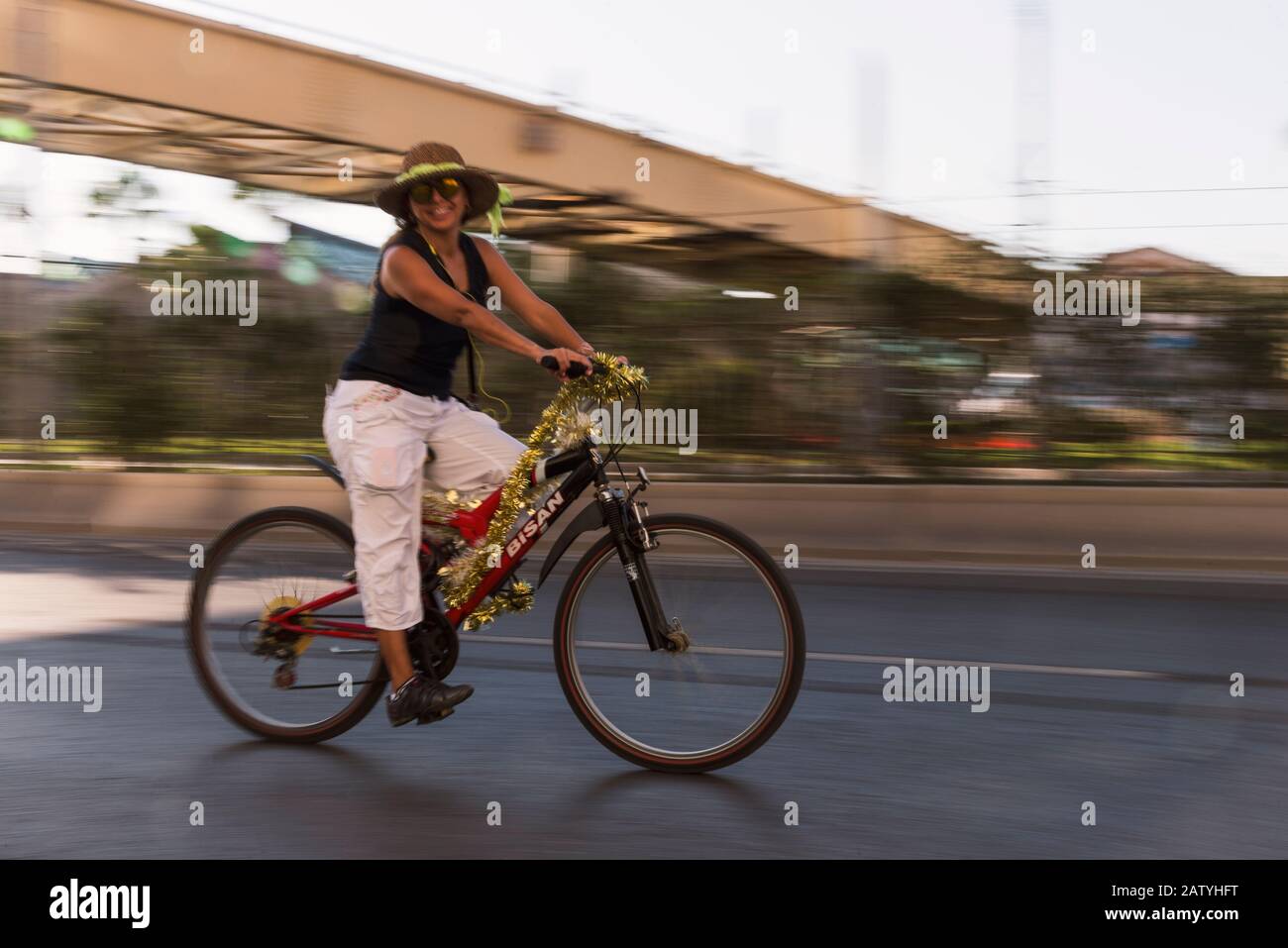 Izmir, Turchia - 23 settembre 2018: Donna in bicicletta con beroni e alcuni oggetti di fantasia a Izmir e il giorno del tour in bicicletta di Fancy Woman estival. Foto Stock