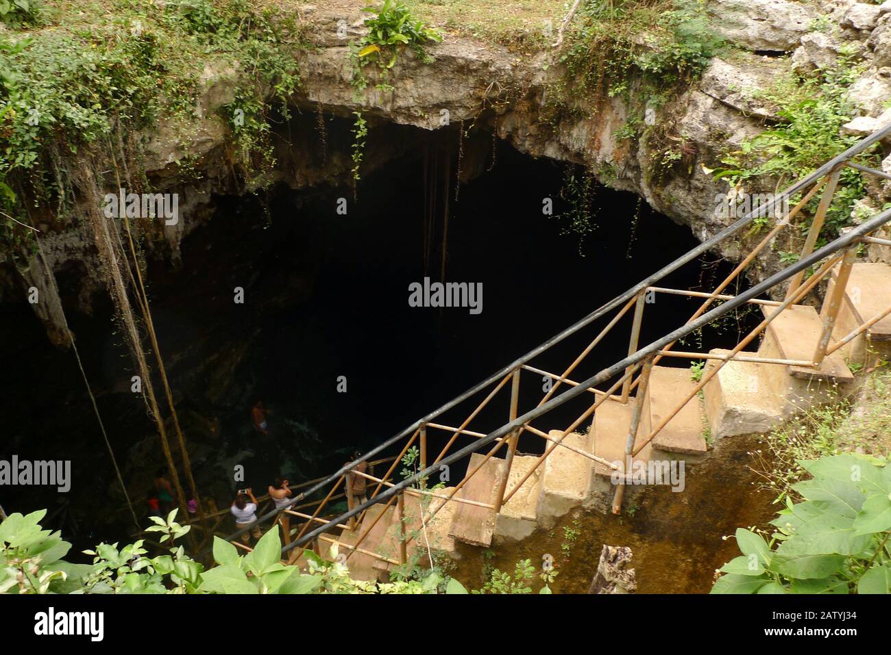 Tour Cenote di Cuzama in un camion trainato da cavalli su una ferrovia a scartamento ridotto in una vecchia piantagione sisal. Foto Stock