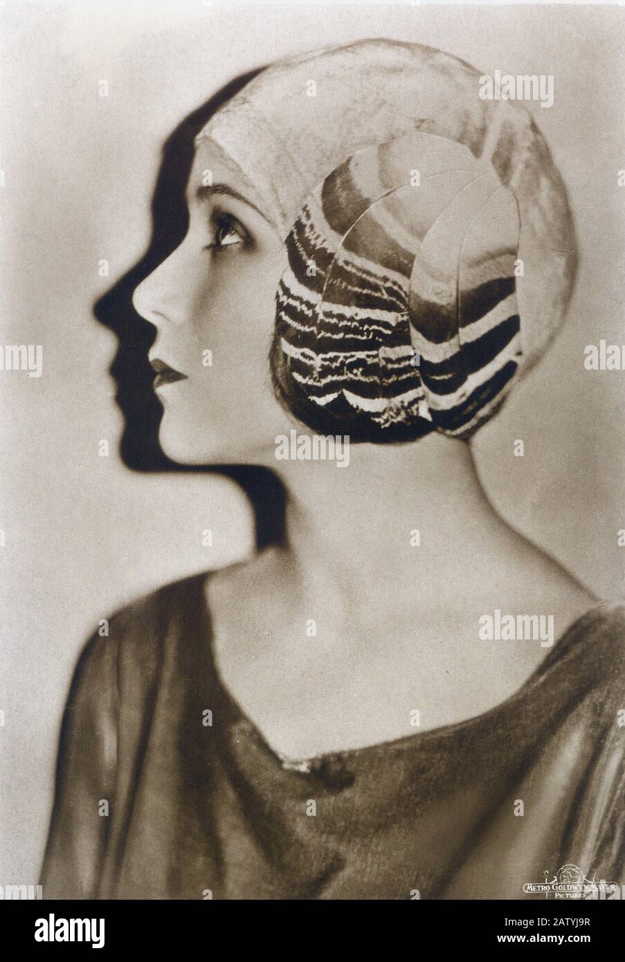 1920's, USA : The Silent Screen attrice cinematografica messicana DOLORES DEL RIO ( nata Dolores Asunsolo , 1905 - 1983 ) - HAT - CAPPELLO - PIUME - FEA Foto Stock