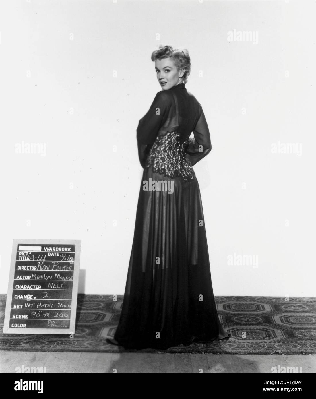 1952 , USA : l'attrice MARILYN MONROE ( 1926 - 1962 ) prova in costume per il film NON DISTURBARTI A BUSSARE ( la tua bocca brucia ) di Roy Baker - D. Foto Stock