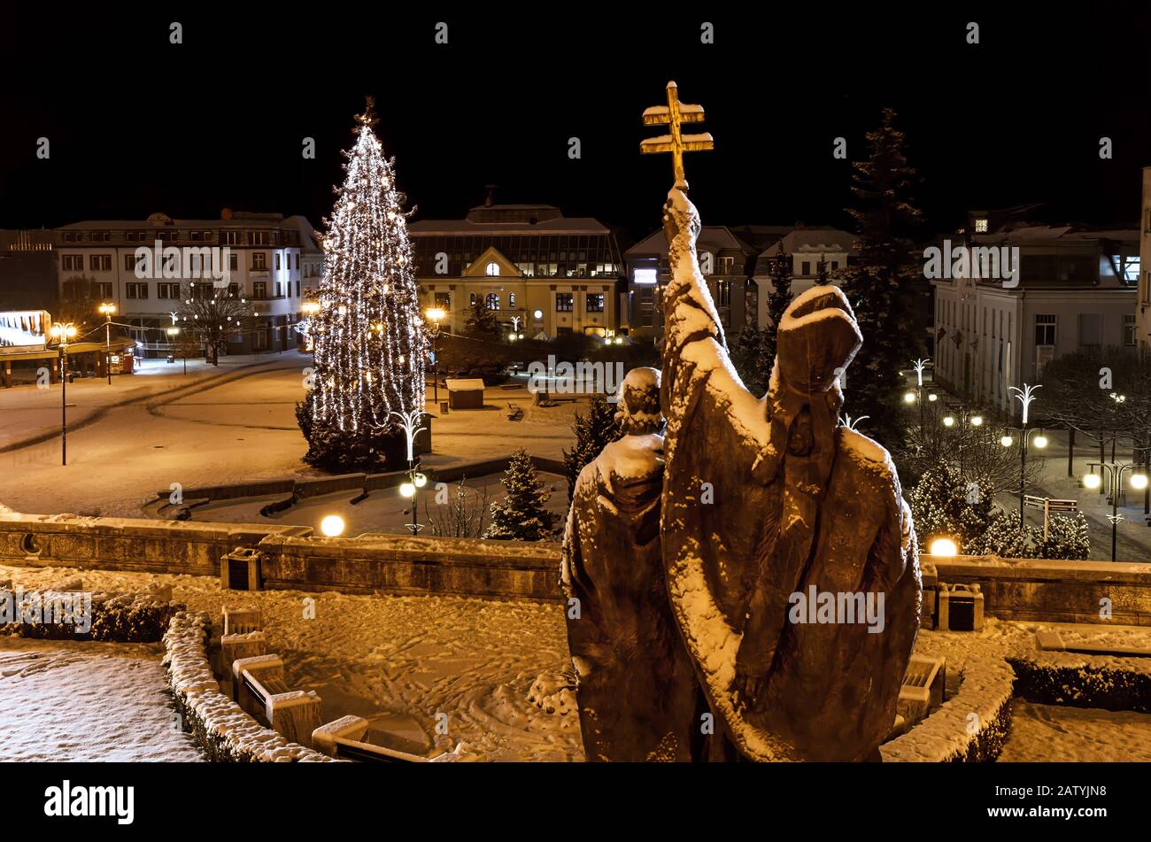 Albero di Natale su piazza Andrej Hlinka a Zilina con statua di s. Cirillo e Metodio in primo piano - Slovacchia Foto Stock