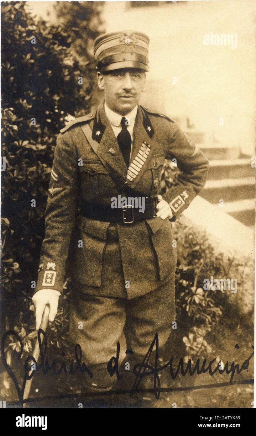 1917 : il poeta italiano GABRIELE D' ANNUNZIO ( 1863 - 1938 )' il Comandante' con l'uniforme dell'Aeronautica in Fiume - poesia - poeta - poesia - Foto Stock