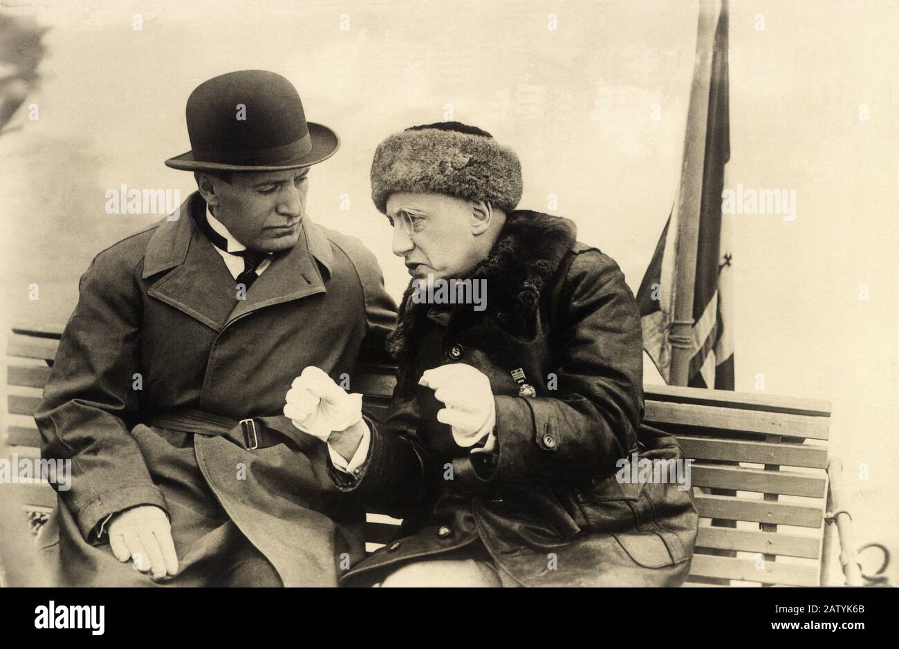 1925 , GARDONE RIVIERA , ITALIA : il più celebre poeta italiano GABRIELE D' ANNUNZIO ( 1863 - 1938 ) con il fascista Duce BENITO MUSSOLINI Foto Stock