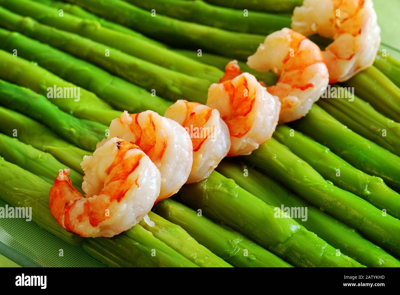 Verde e arancione composizione. Gustosi gli asparagi e gamberetti Foto Stock