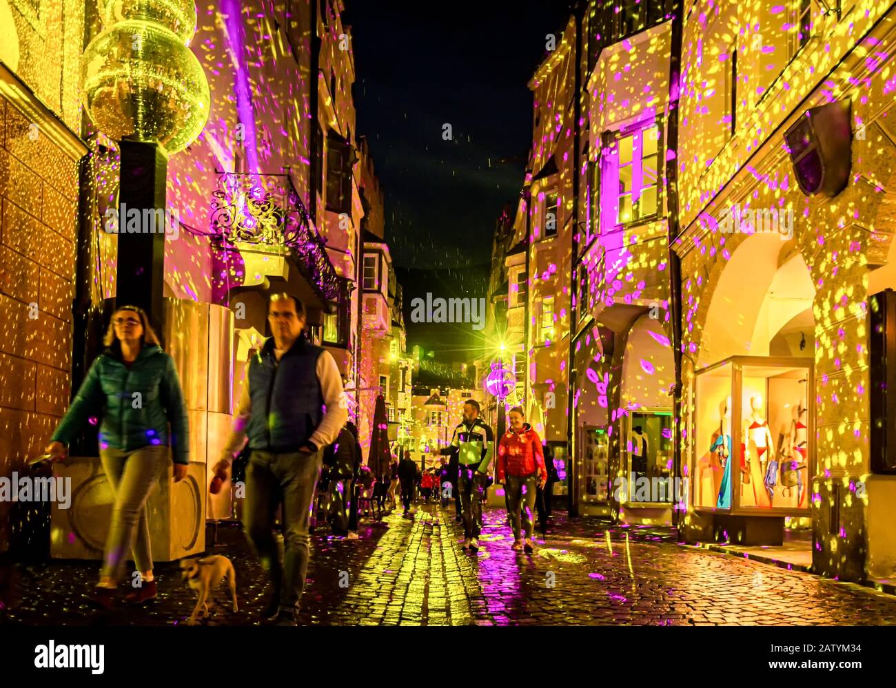 Festa dell'acqua e della luce all'interno del centro storico della città di Bressanone in Alto Adige - Italia - fontane colorate ed effetti luminosi sul fac Foto Stock