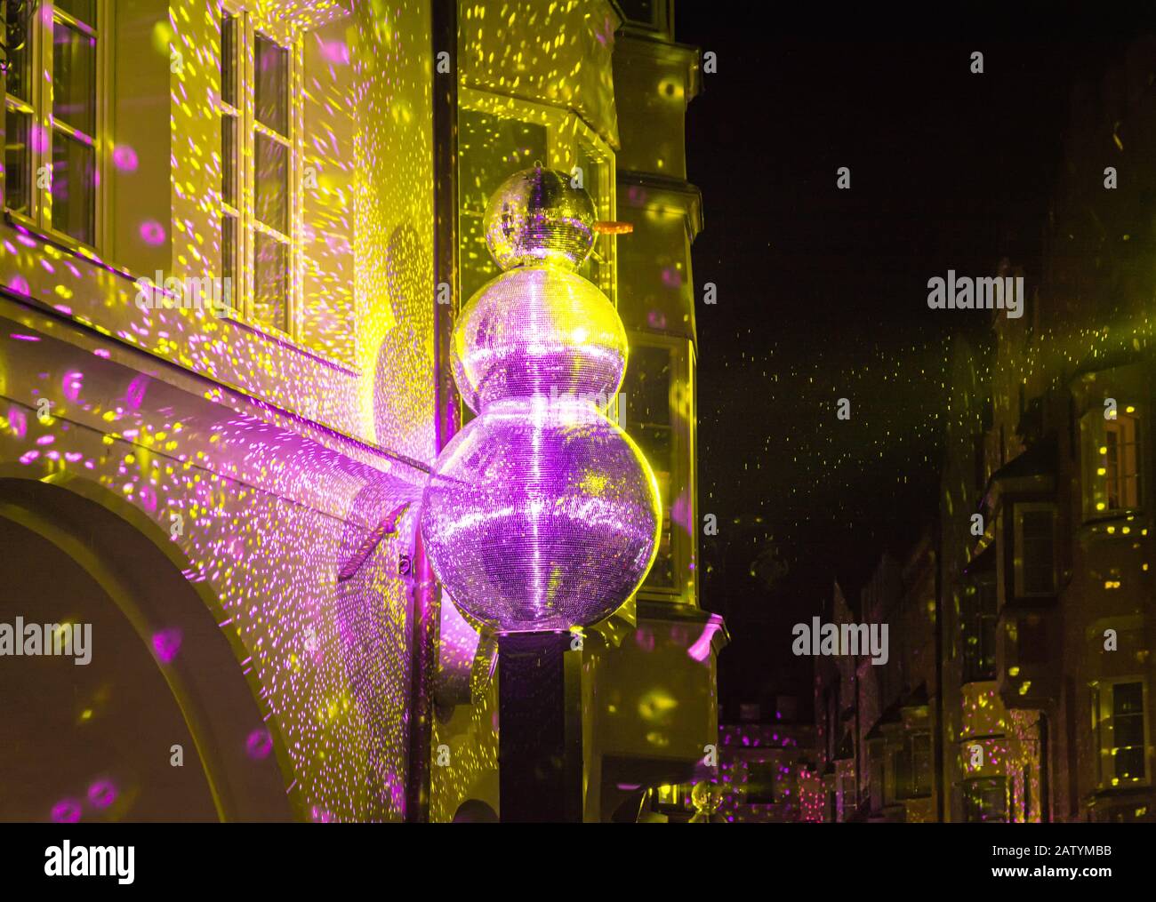 Festa dell'acqua e della luce all'interno del centro storico della città di Bressanone in Alto Adige - Italia - fontane colorate ed effetti luminosi sul fac Foto Stock