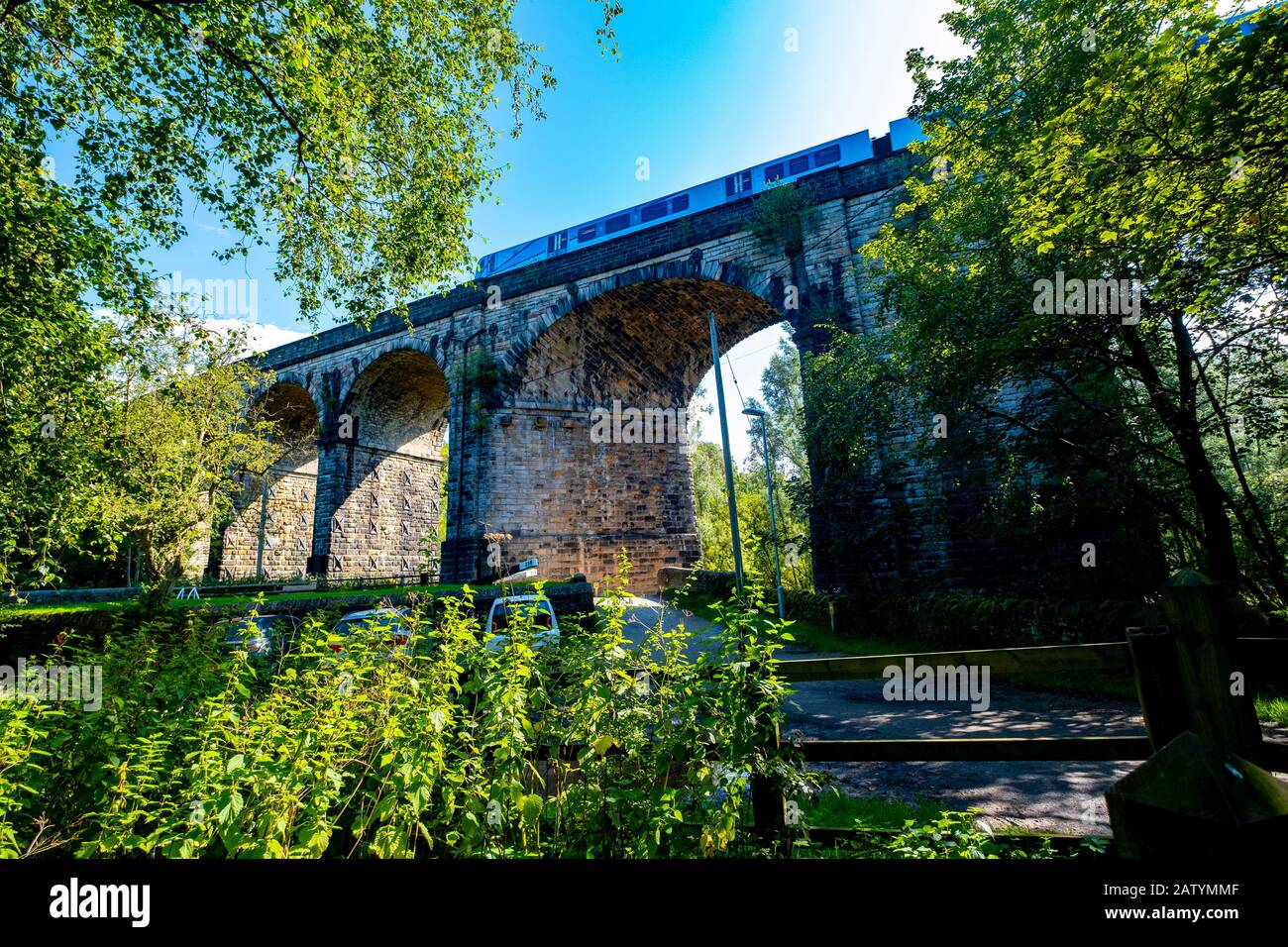 Treno che passa sopra il viadotto a Saddleworth, nel nord dell'Inghilterra Foto Stock