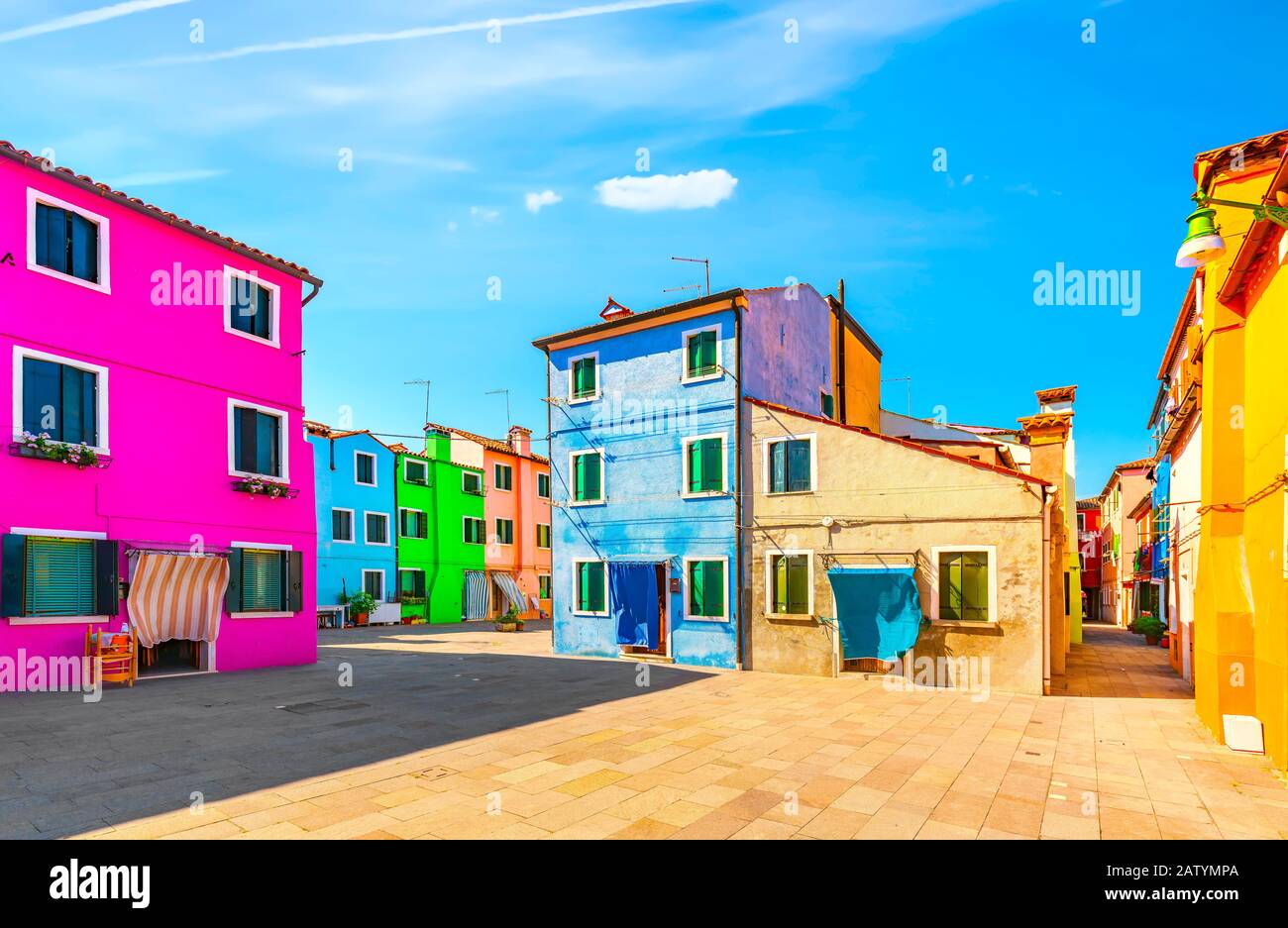 Punto di riferimento di Venezia, Isola di Burano square e case colorate, l'Italia, l'Europa. Foto Stock