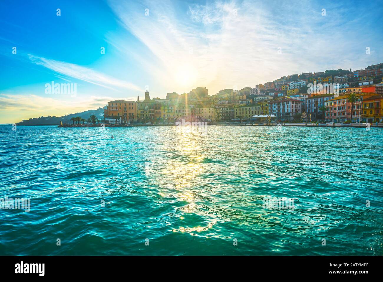 Porto Santo Stefano, lungomare all'alba, destinazione di viaggio in italia. Monte Argentario, Toscana, Italia. Foto Stock