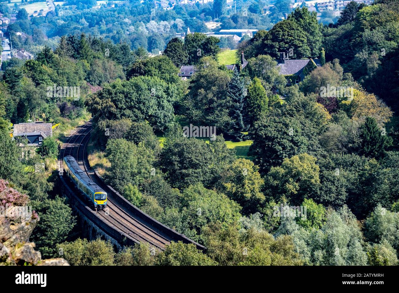Treno che passa sopra il viadotto a Saddleworth, nel nord dell'Inghilterra Foto Stock