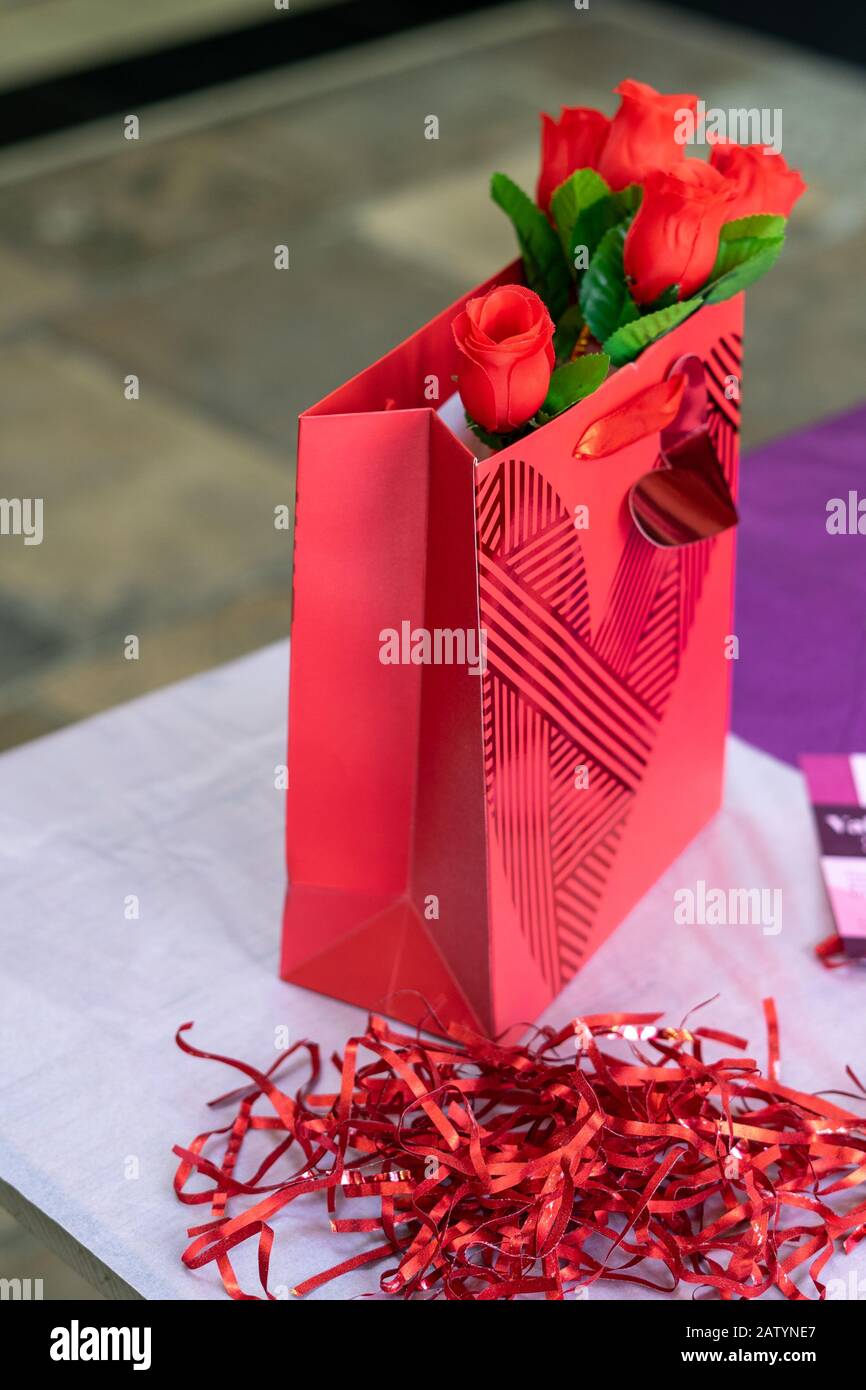 Rose rosse in un sacchetto rosso pronto per i giorni di San Valentino Foto Stock
