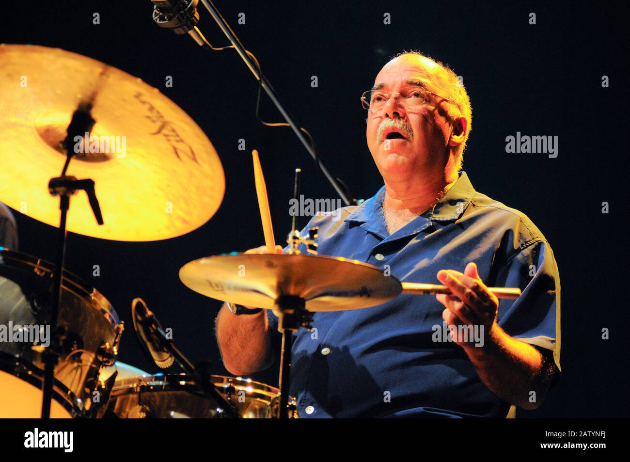 Peter Erskine, batterista jazz, suonando dal vivo Foto stock - Alamy