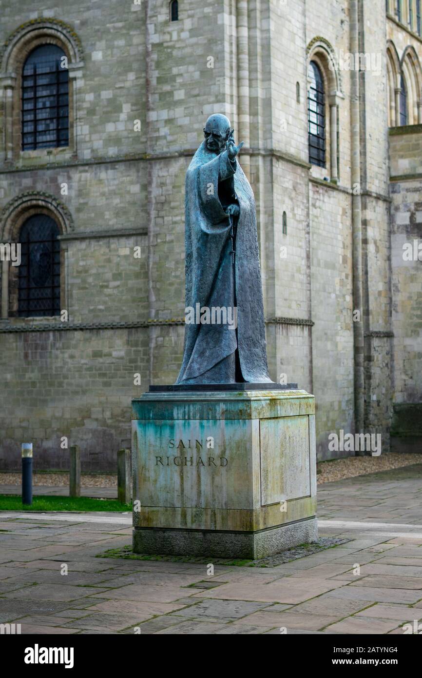 02/05/2020 Chichester, west sussex, UK la Statua di Saint Richard di Chichester fuori dalla cattedrale di Chichester Foto Stock