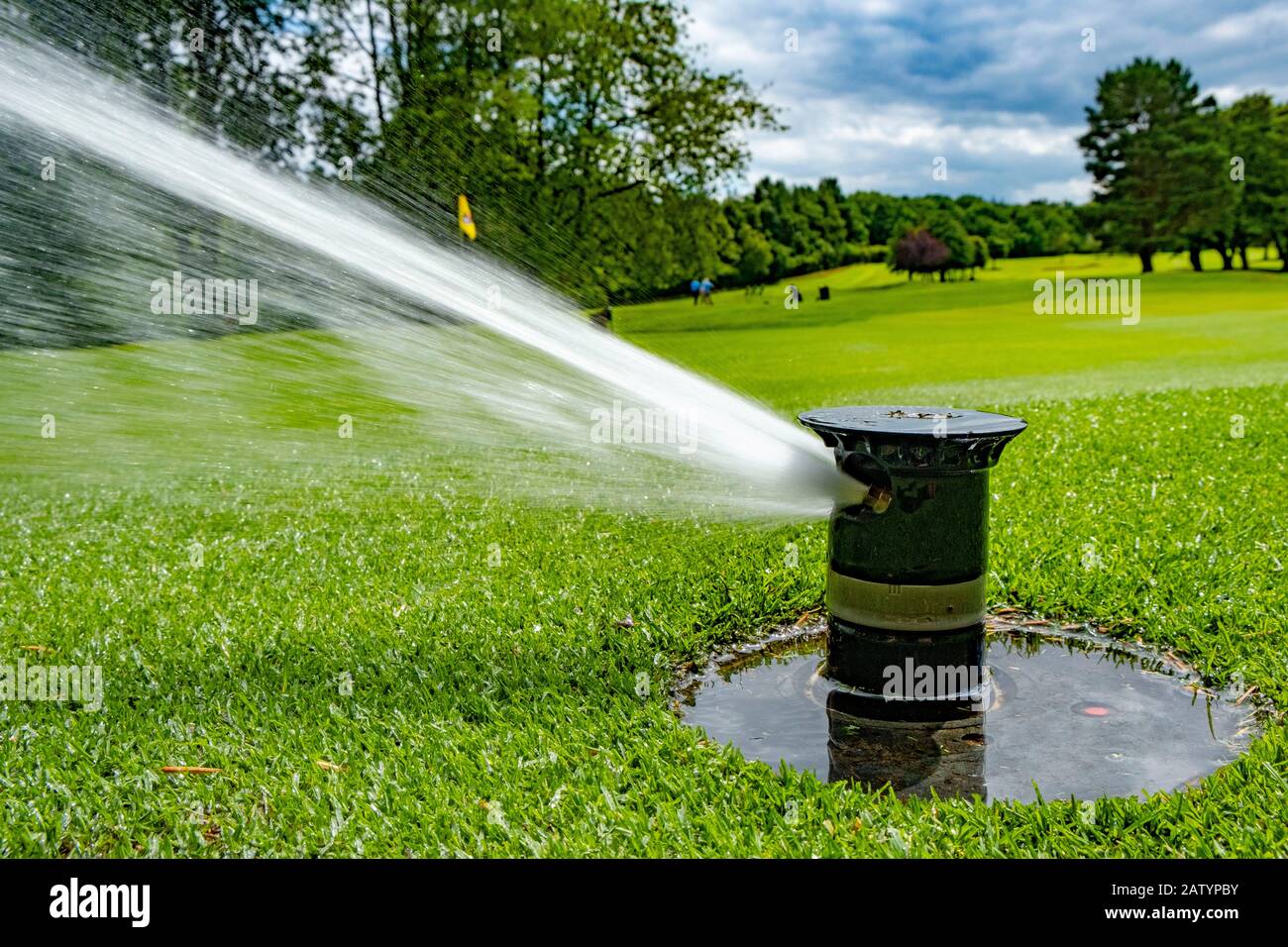 Sistema di irrigazione su campo da golf Foto Stock
