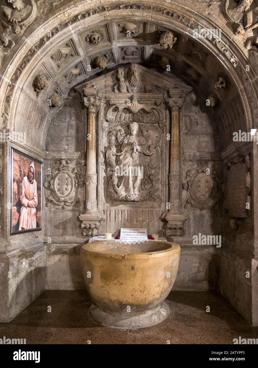 Pila bautismale donde fue bautizado San Rafael Arnaiz. Iglesia De Santa Águeda. Burgos. Castilla León. España Foto Stock