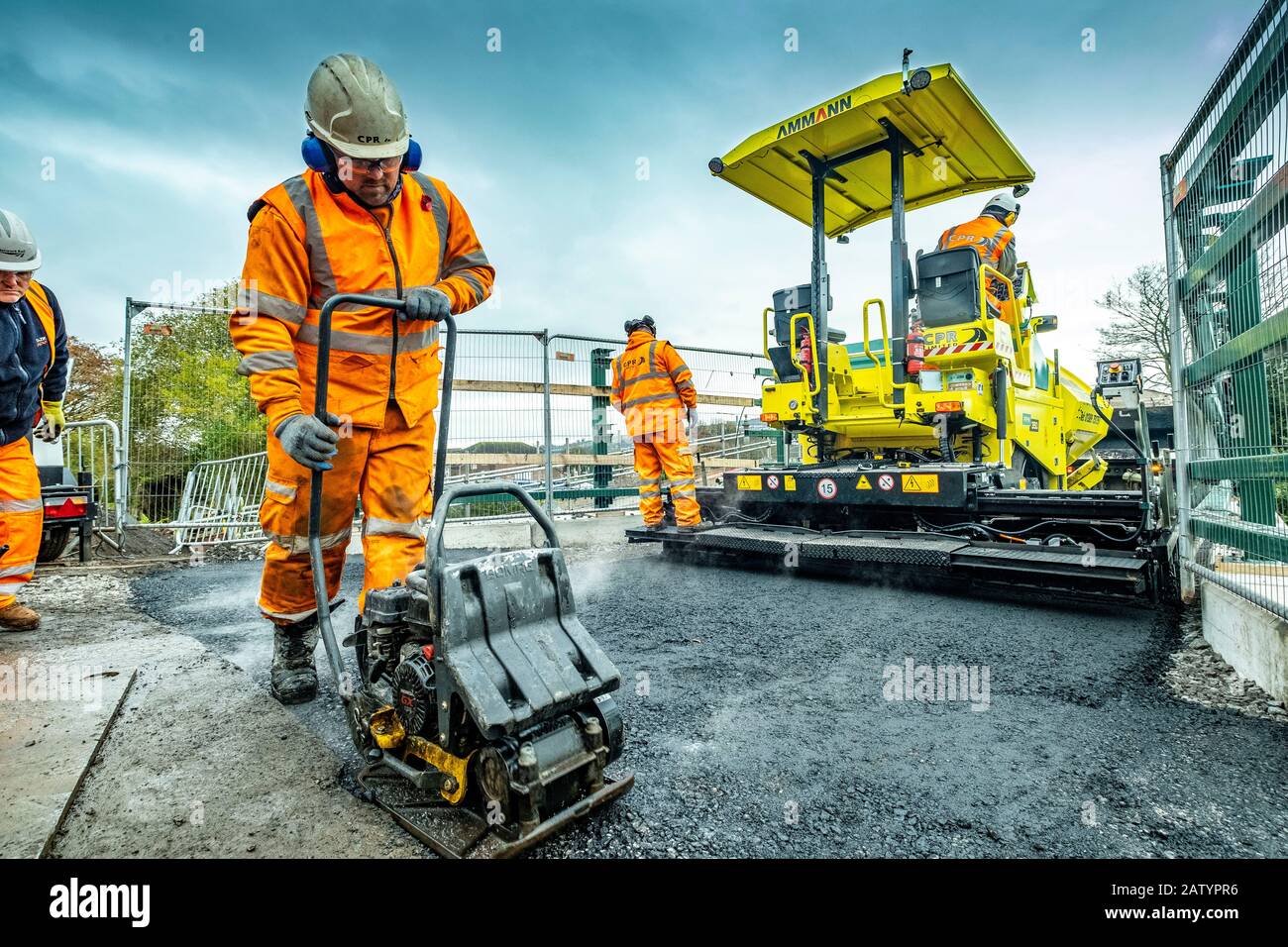 Posa di una nuova strada su un ponte ferroviario Foto Stock