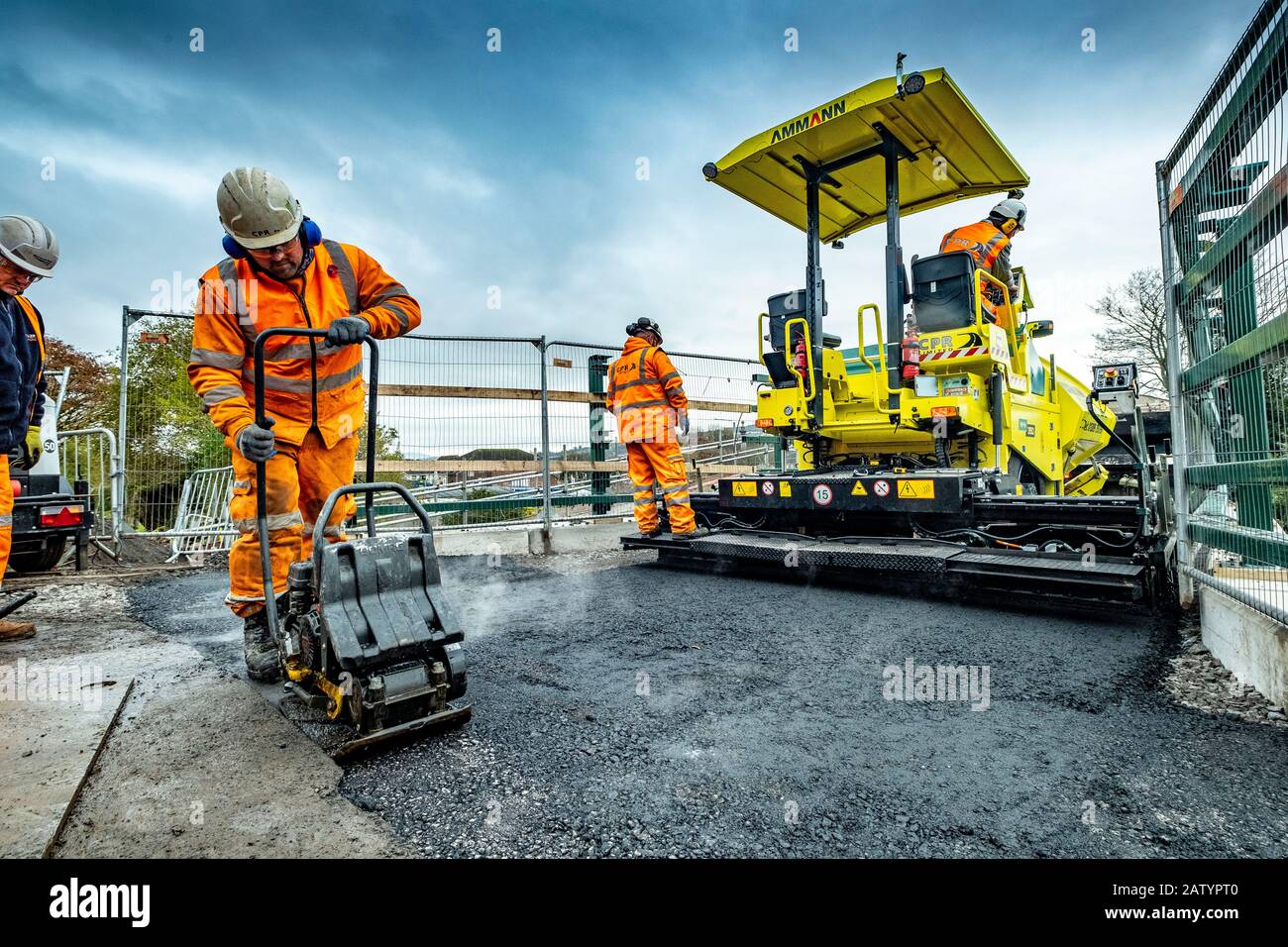 Posa di una nuova strada su un ponte ferroviario Foto Stock