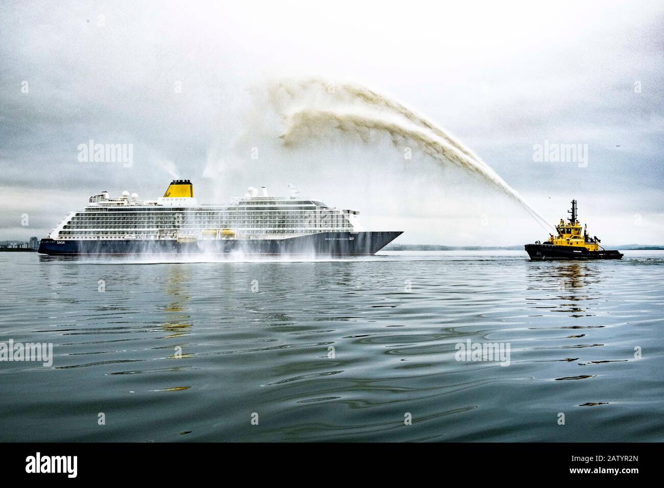 Crociera Spirit of Discovery nave ricevere un benvenuto cannone d'acqua a Edimburgo Foto Stock