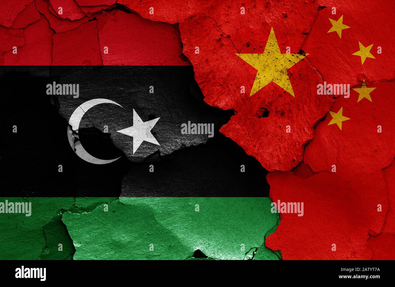 Bandiere di Libia e Cina dipinte su un muro rotto Foto Stock