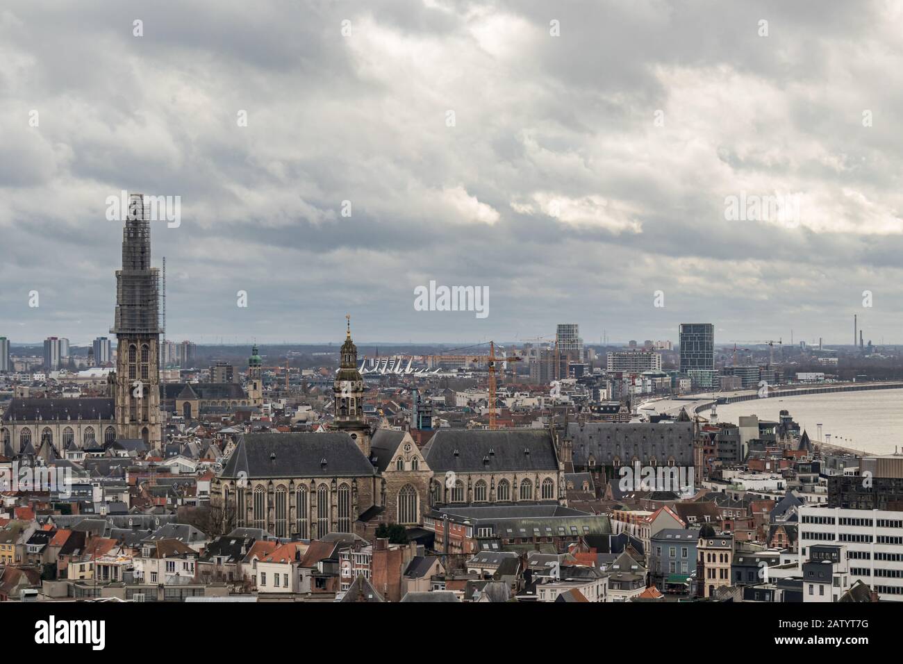 Paesaggio urbano di Anversa, Fiandre, Belgio, Europa, con vista sulla Cattedrale Di Nostra Signora, il Municipio e il fiume Schelda Foto Stock