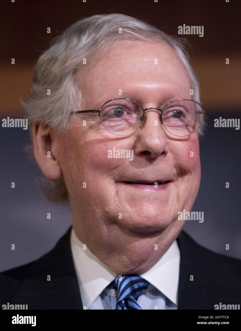 Washington, Stati Uniti. 05th Feb, 2020. Il leader Della Maggioranza del Senato Mitch McConnell, R-KY, parla dopo che il Senato ha assolto il presidente Donald Trump a due accuse di impedimento, presso il Campidoglio degli Stati Uniti a Washington, DC mercoledì 5 febbraio 2020. Il voto è stato quasi in linea con il senatore Mitt Romney, R-UT, che ha votato per condannare Trump. Foto di Kevin Dietsch/UPI Credit: UPI/Alamy Live News Foto Stock