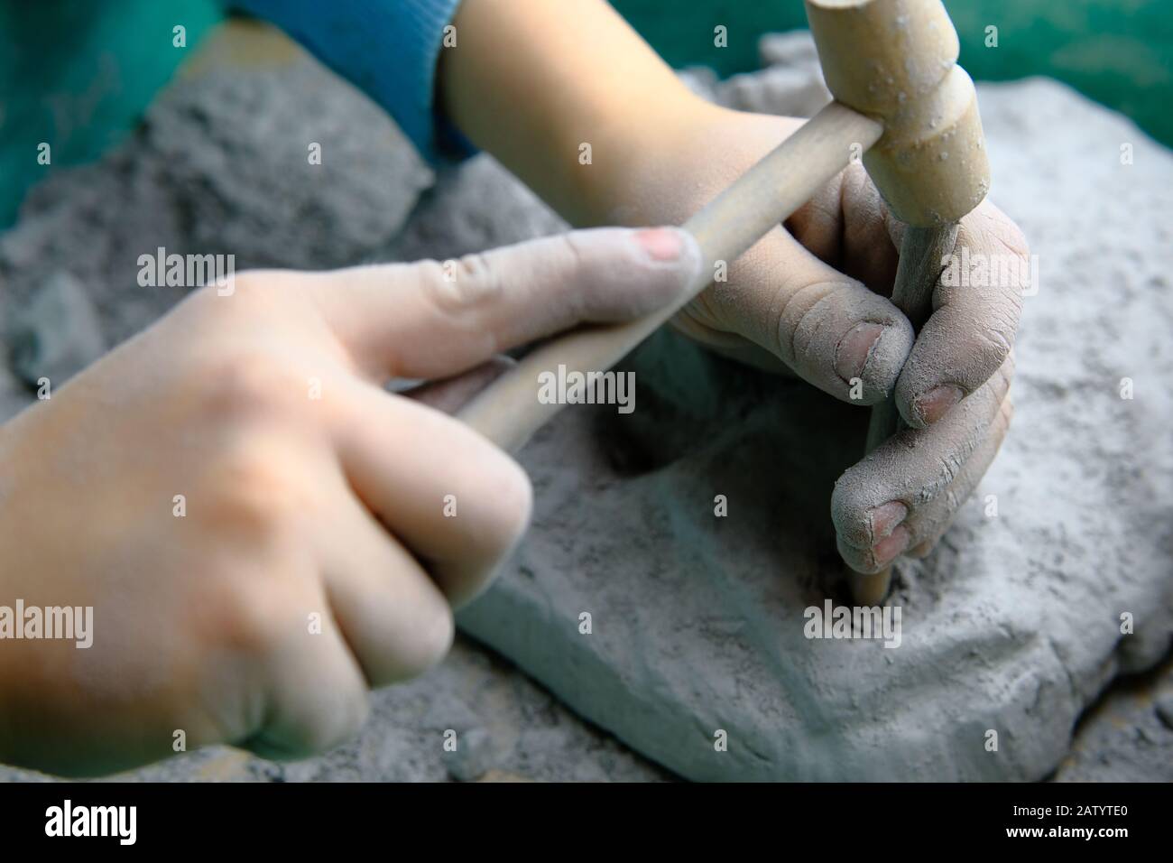 Bambino che gioca fossile, minerale e tesoro scavo gioco. Il bambino utilizza attrezzi, ad esempio un martello. Foto Stock