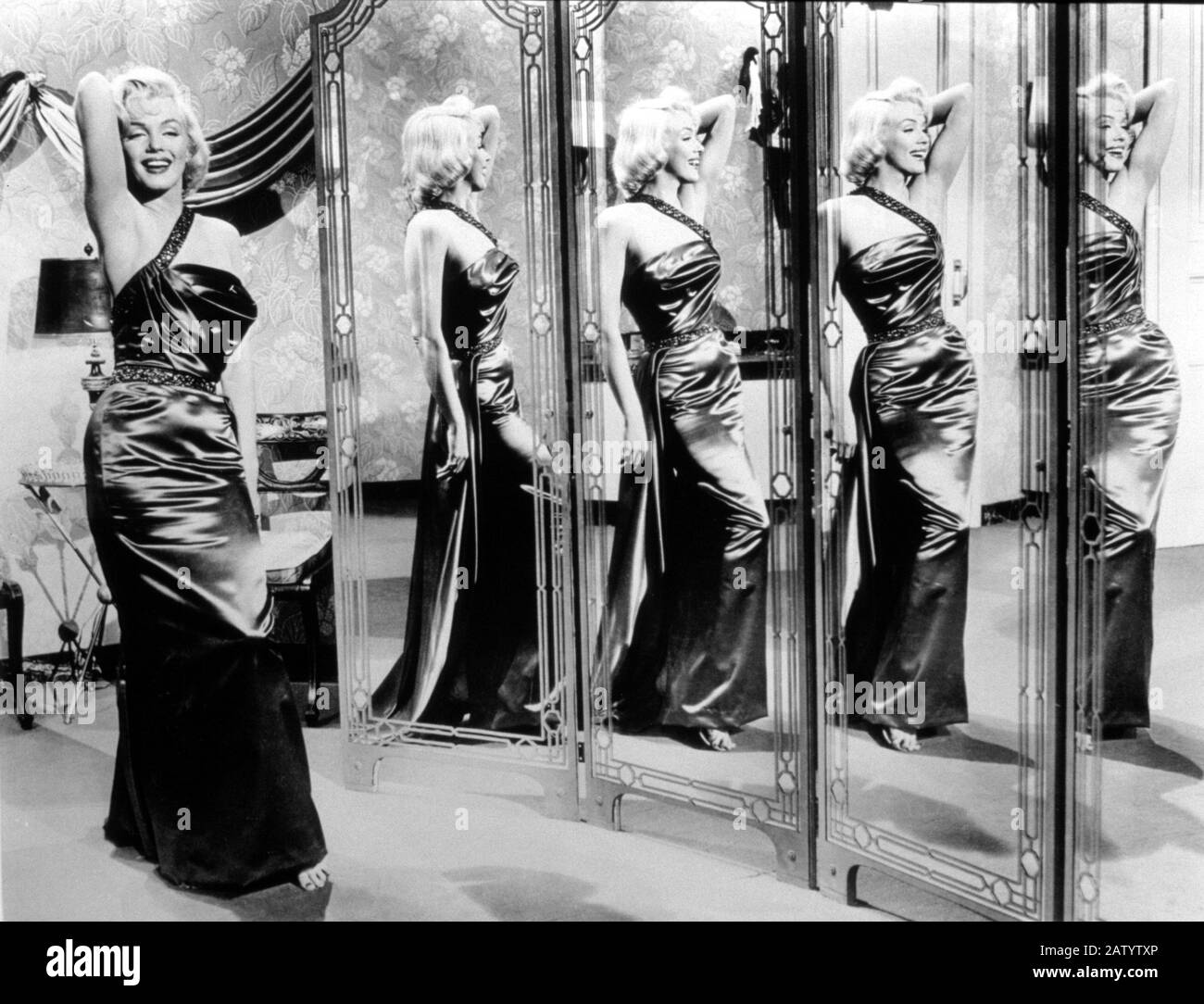 L'attrice del film MARILYN MONROE ( 1926 - 1962 ) in COME SPOSARE UN MILIONARIO ( 1953 - come si posiziona un miliario ) di Jean Negulesco , vestito cos Foto Stock