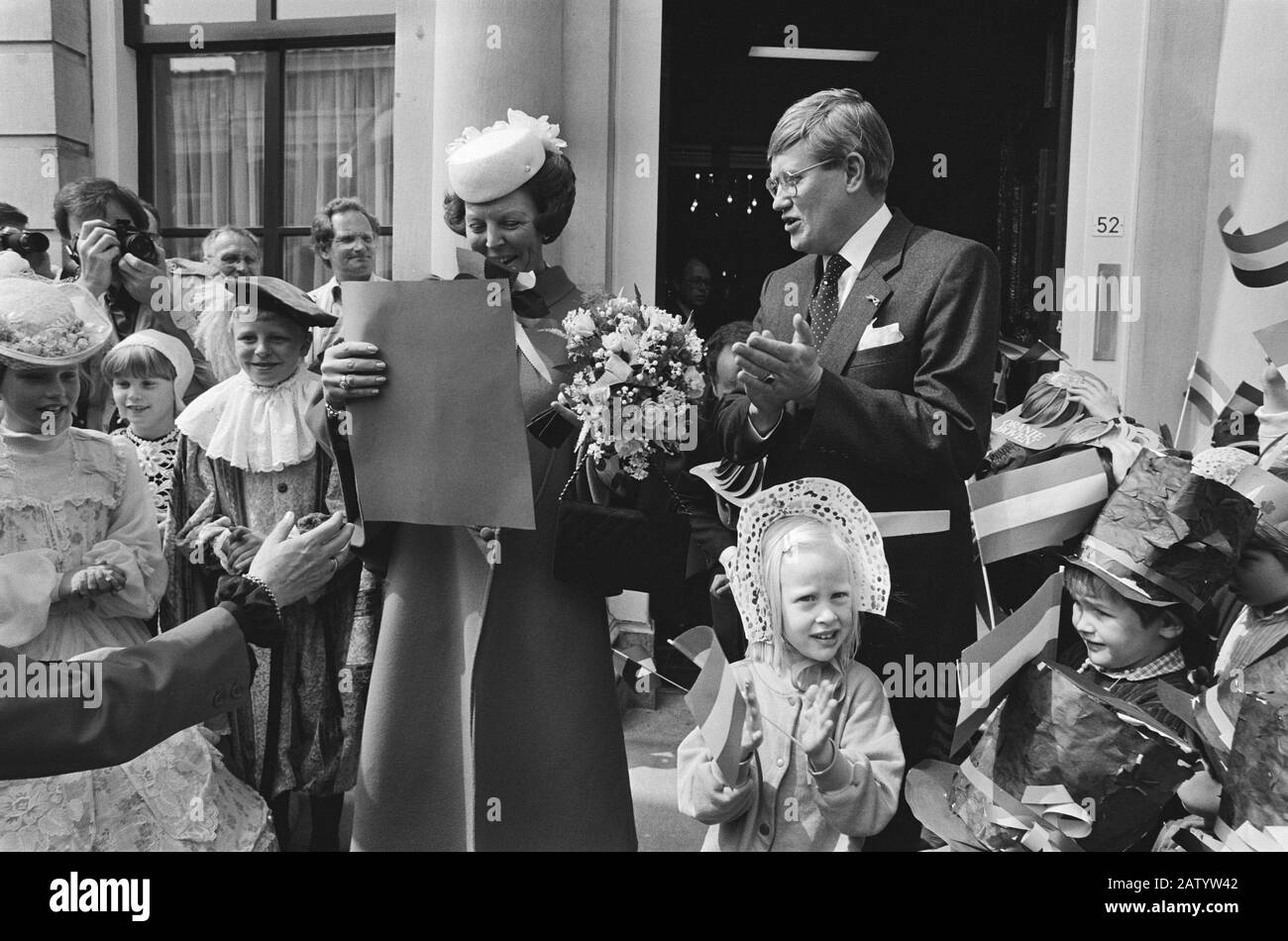 La regina Beatrice aprì la casa di contea restaurata a Leeuwarden. Oltre Al Suo Commissario Reale Hans Wiegel Data: 8 Maggio 1985 Luogo: Friesland Leeuwarden Parole Chiave: Regine, Case Di Contea Nome Persona: Beatrix, Queen, Wiegel, Hans Foto Stock