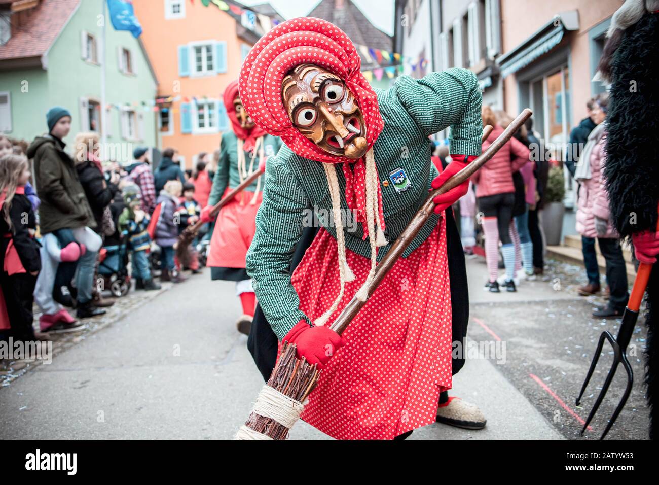 Kandel Witch da Waldkirch - molto bella strega in blu e rosso veste sta diventando più vicino - durante la sfilata di carnevale a Staufen, southe. Foto Stock