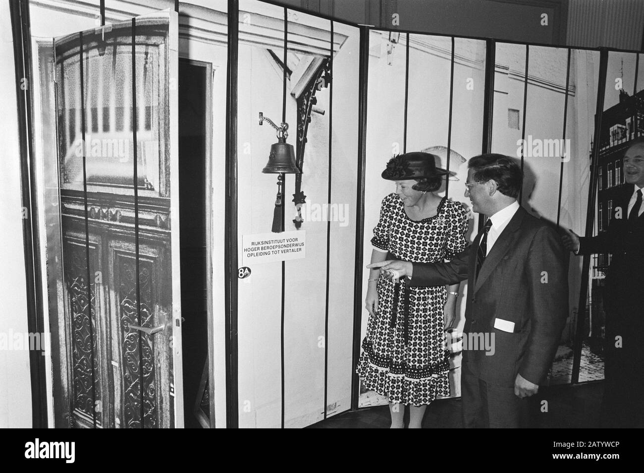 Regina Beatrix e Principe Claus Visita la Regina Beatrice del Limburgo Sud ha aperto l'Istituto Nazionale di Istruzione superiore professionale, traduttore di formazione; Ministro Di Destra Arie Pais Education (VVD) Data: 26 agosto 1981 Località: Limburg, Maastricht Parole Chiave: College, regine, ministri, traduttori Nome Persona: Beatrix (Regina Olanda), Pais, Arie Foto Stock