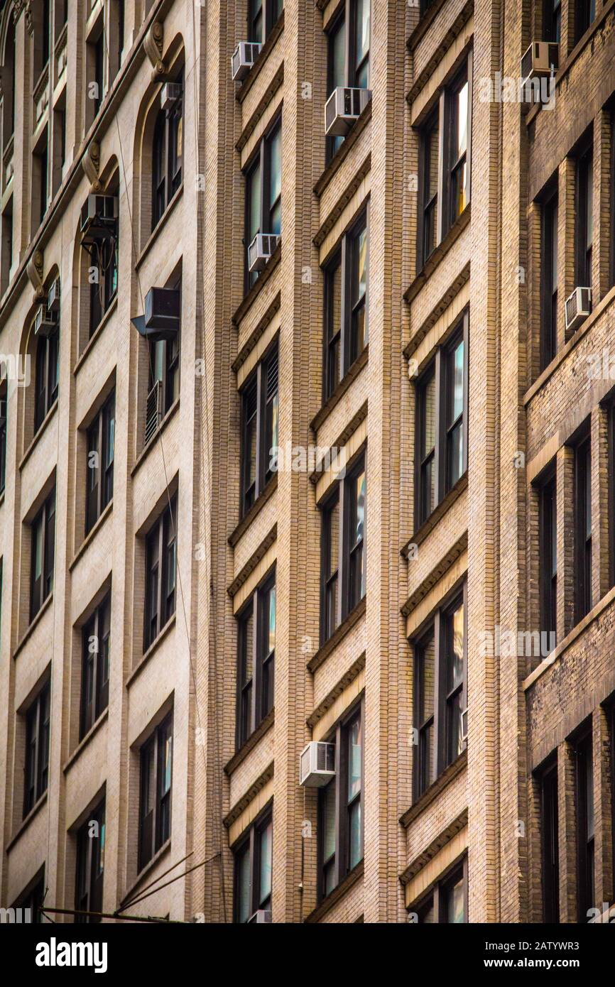 Architettura del New York City Apartment Building vista dall'esterno Foto Stock