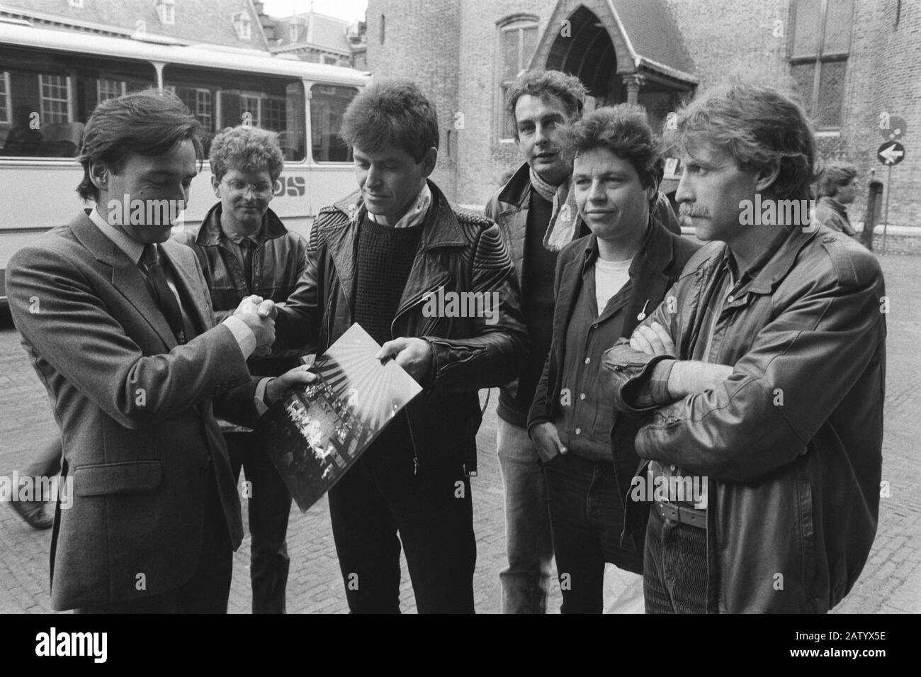 Il Ministro Brinkman (WVC) riceve LP Pop Music Foundation Data: 12 ottobre 1983 Parole Chiave: Dischi, ministri, pop Nome: Brinkman Elco Foto Stock