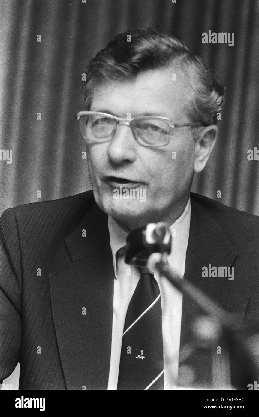 Conferenza stampa sulla primavera 1983 Ministro Re Data: 19 aprile 1983 Località: L'Aia, Sud Olanda Parole Chiave: Ministri, bilanci pubblici, conferenze stampa, ritratti Persona Nome: Re, J. Foto Stock