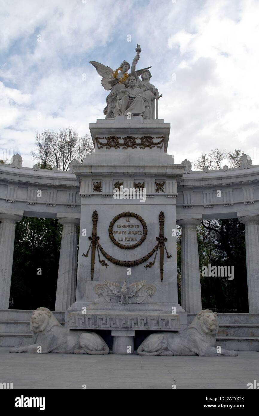 L'Emiciclo Benito Juárez, un monumento neoclassico situato nel parco centrale Alameda di Città del Messico Foto Stock