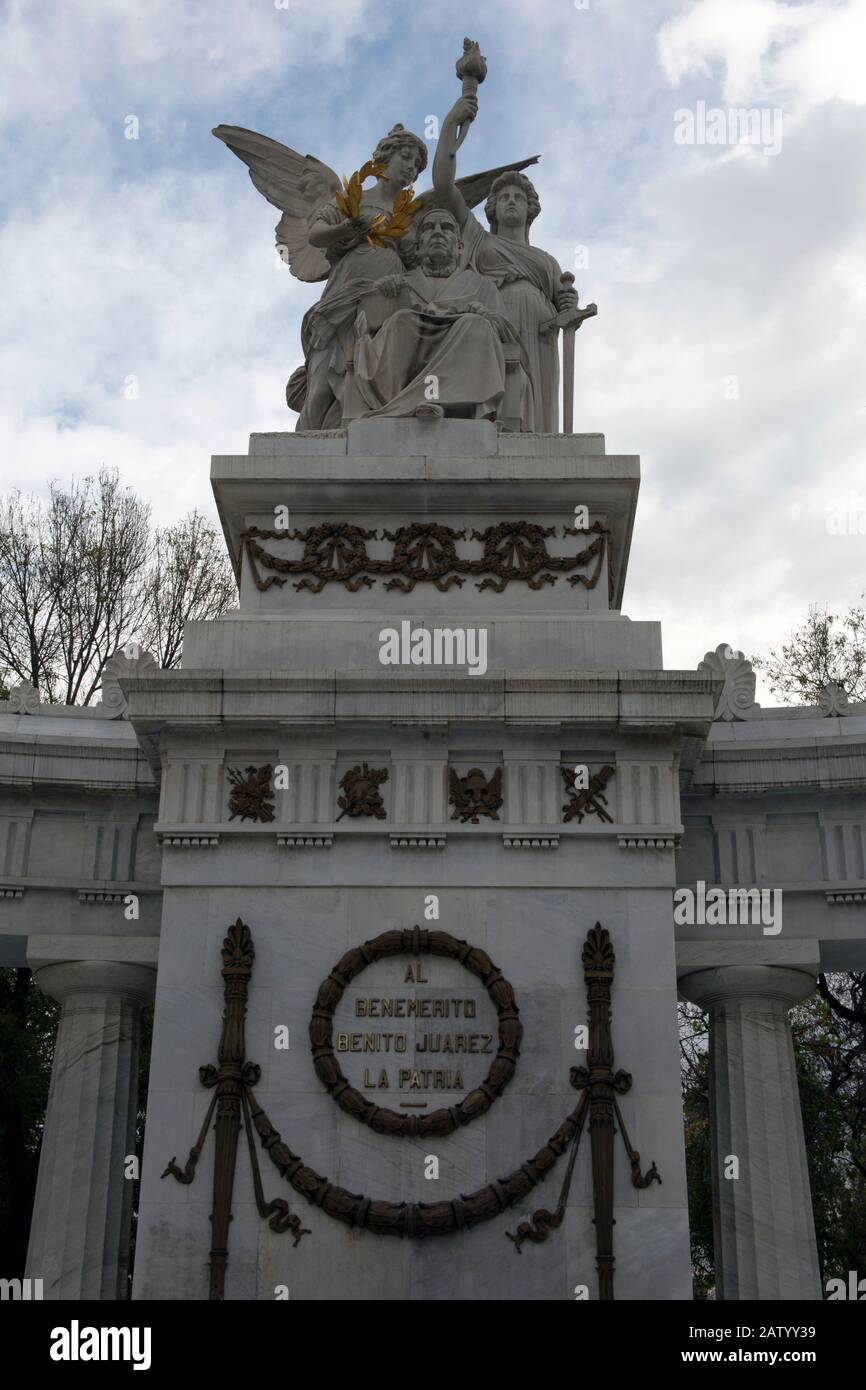 L'Emiciclo Benito Juárez, un monumento neoclassico situato nel parco centrale Alameda di Città del Messico Foto Stock