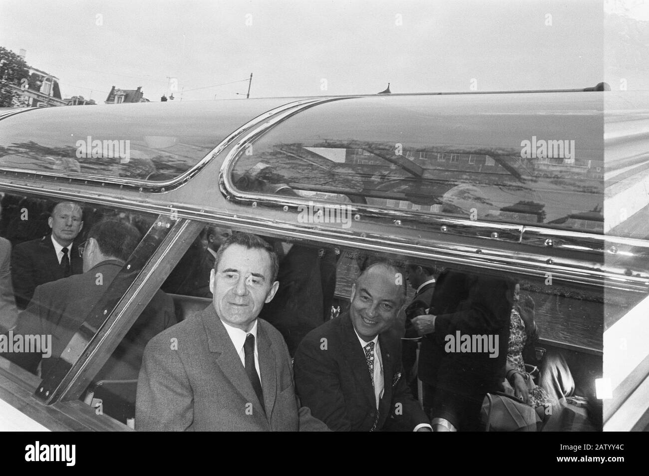 Ministro Smyko Visita il Rijksmuseum di Amsterdam, Smyko (a sinistra) e Schmelzer in barca Data: 7 luglio 1972 Località: Amsterdam, Noord-Holland Parole Chiave: Ministri, barche da visita : Verhoeff, Bert / Anefo Copyright Titolare: Archivi nazionali Tipo Di Materiale: Negativo (nero / bianco) numero di inventario archivio: Vedi accesso 2.24.01.05 Foto Stock